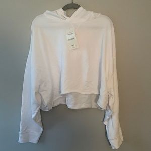 FABLETICS: White Crop Sweatshirt